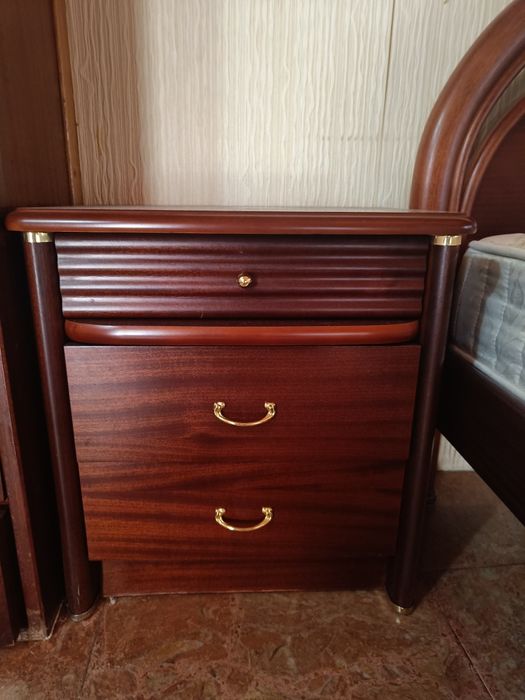 Cama de casal com mesas de cabeceira