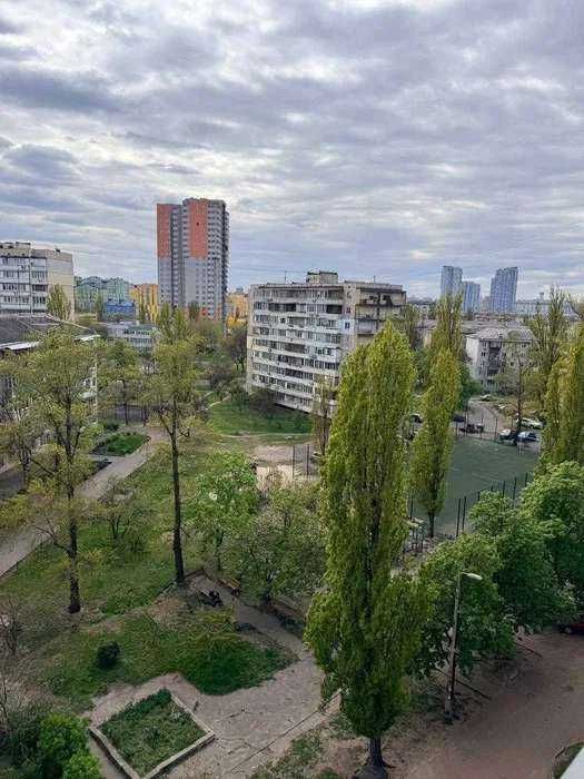 3-х комнатная квартира с реомнтом на Дарницкой ( Ленинградской) площади.