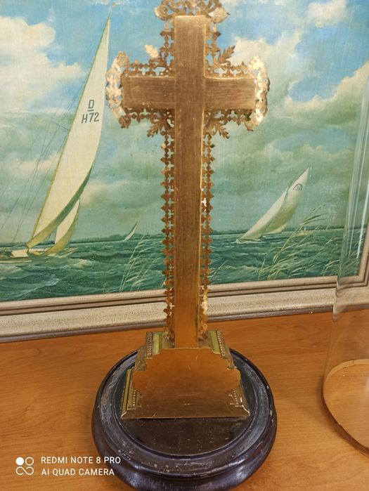 Antyczny krucyfiks z alabastrem w szklanej kopule