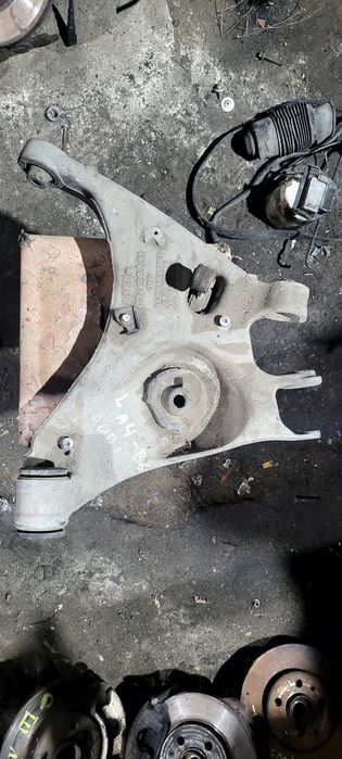 Audi A4 B6 wahacz tylny lewy dolny