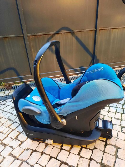 Conjunto maxi-cosi: carro, ovo, cadeirinha, e alcofa.