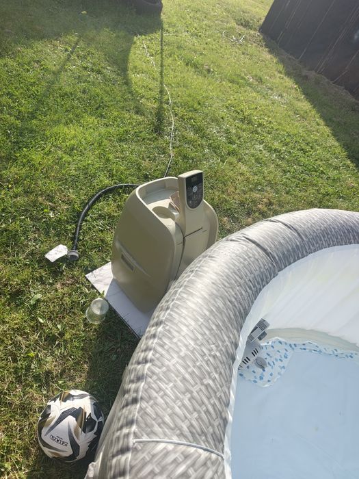 Jacuzzi pompowane wraz z nadmuchiwanym pokrowcem