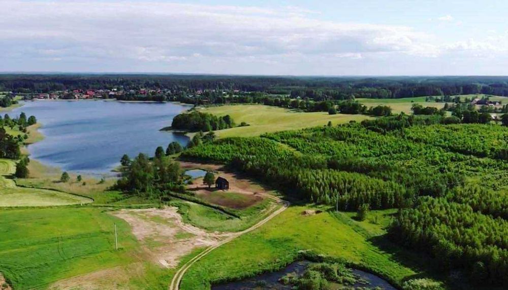 Między Olchami domek nad jeziorem