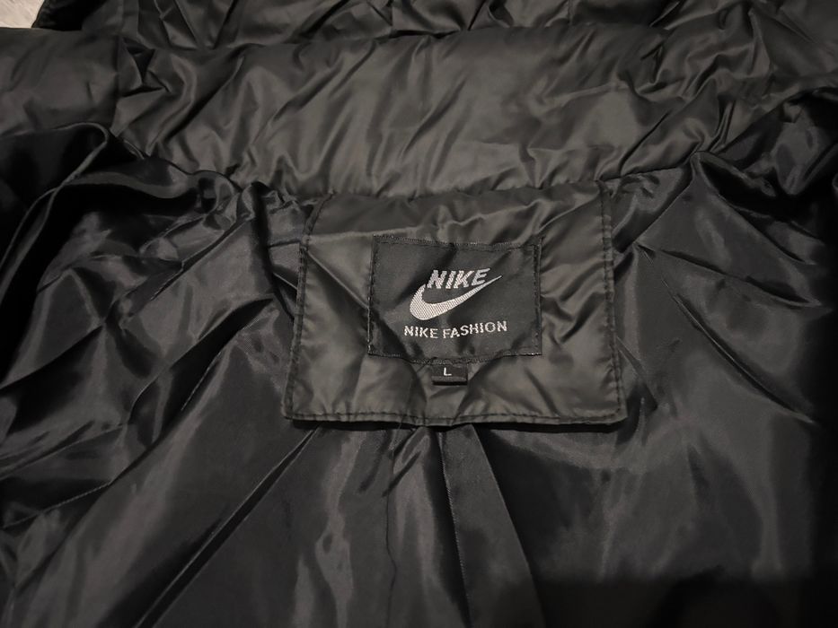 Czarna kurtka puchowa zimowa z kapturem Nike