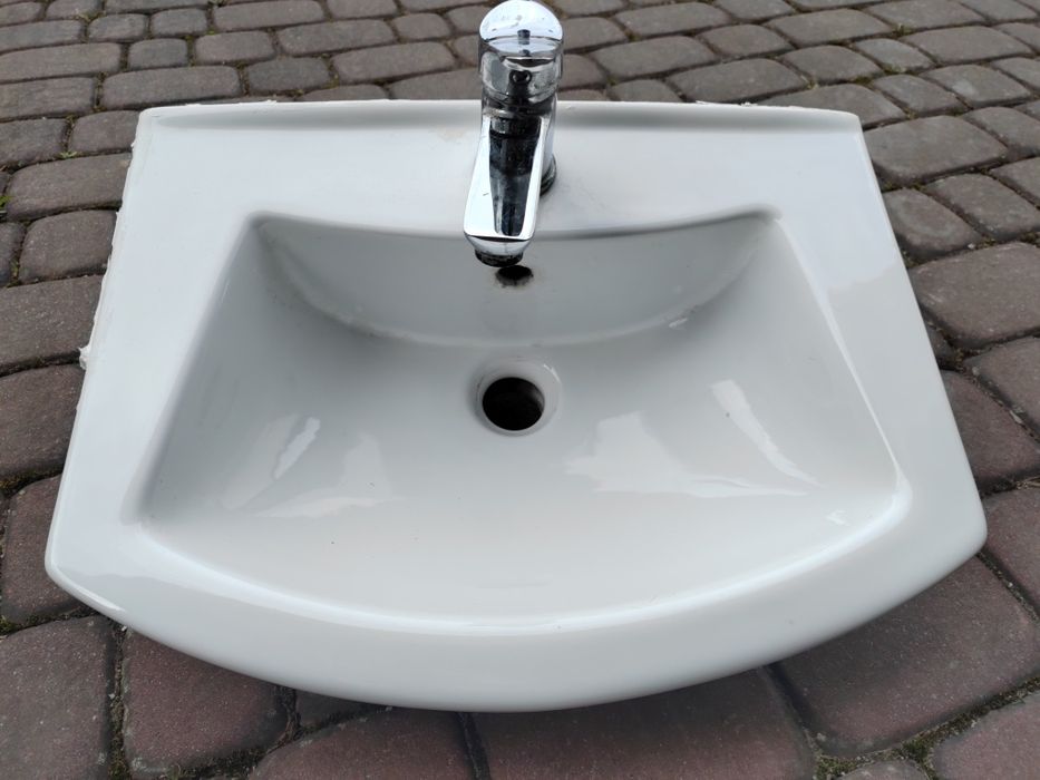 Umywalka z baterią łazienkowa
