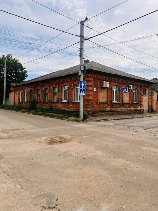 Велика частина будинку в Центрі міста 94,5 м.кв. під житло або бізнес, можливий продаж по державним програмам