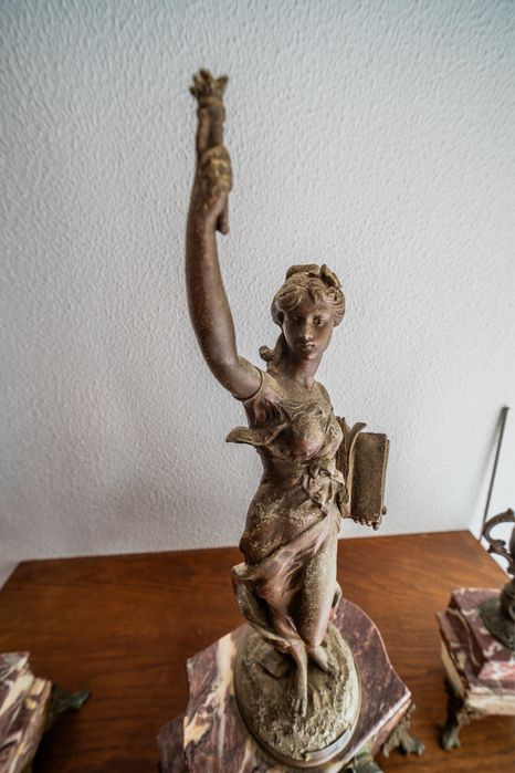 Relógio de Lareira Francês Antigo em Mármore Rosa com Escultura “La Science” – Conjunto Completo Estilo Napoleão III