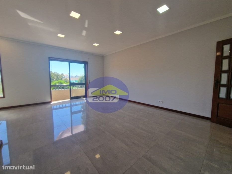 Apartamento T3 em Paços de Brandão