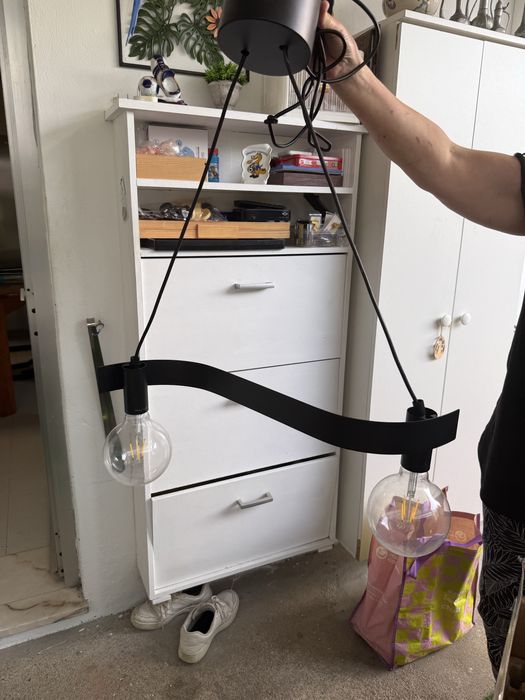 Candeeiro preto com lampadas