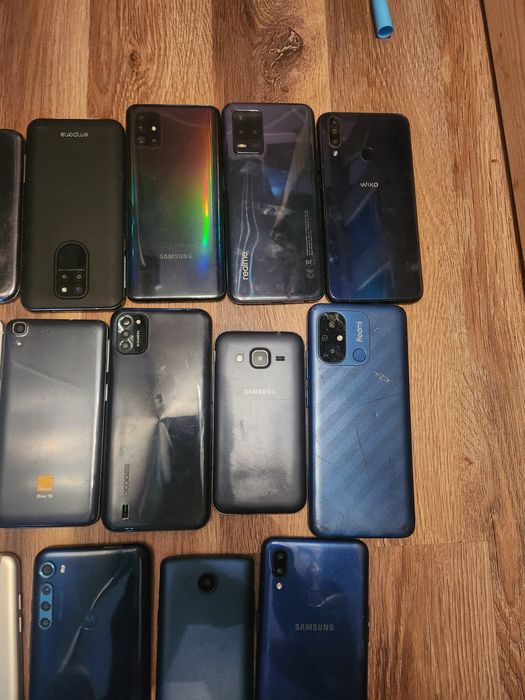 Zestaw uszkodzonych telefonow