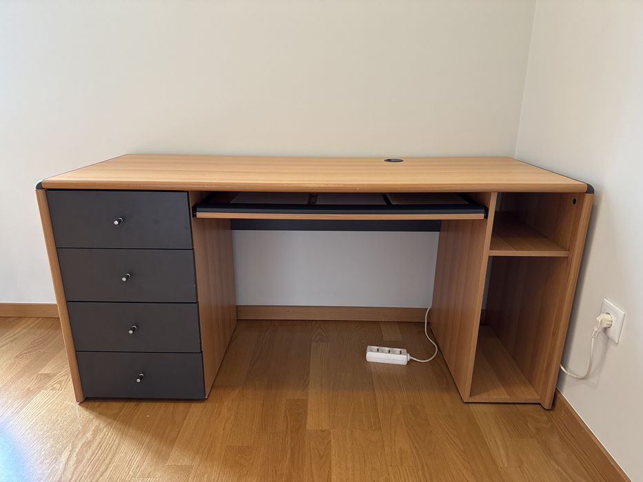 Secretária de madeira maciça