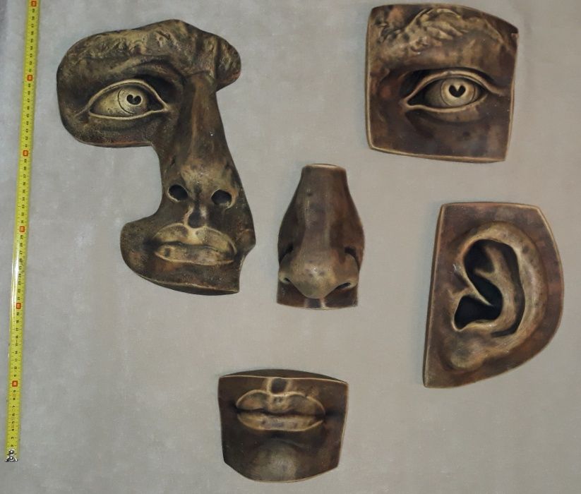 Conjunto de estatuetas estilo moderno/abstracto em Marfinite.
