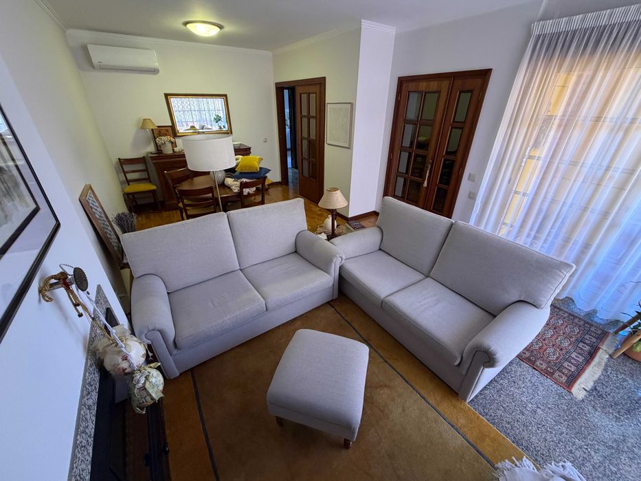 Conjunto de Sala: 2 Sofás de 2 Lugares + Banqueta/Puff (Tecido Cinza-Claro)