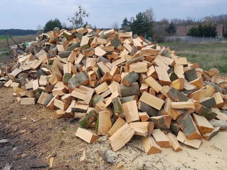 Drewno kominkowe układane na wywrotce - szybka dostawa