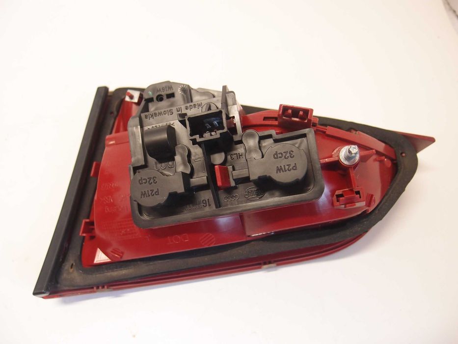 Lampa tylna lewa z klapy bagażnika Audi A4 B8 2008r.