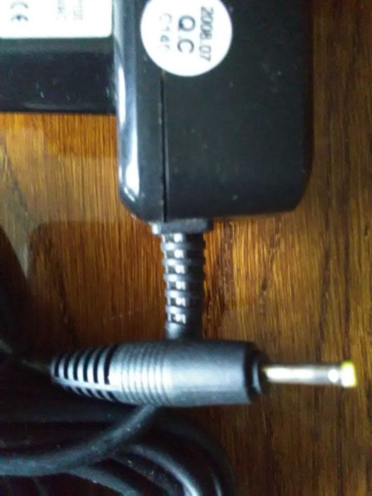 Сетевое  зарядное  устройство  для  мобильных  телефонов и др.  новое.