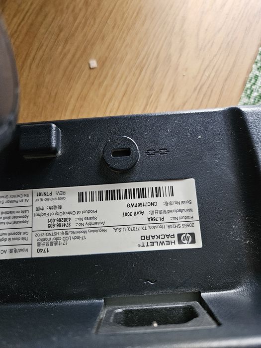 Monitor HP 1740 regulacja wysokosci, kąta, horyzontalnie i vertykalnie