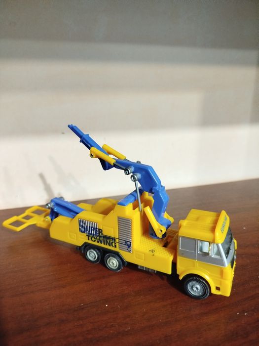 Іграшкова модель евакуатора серії Super Towing. В гарному стані.