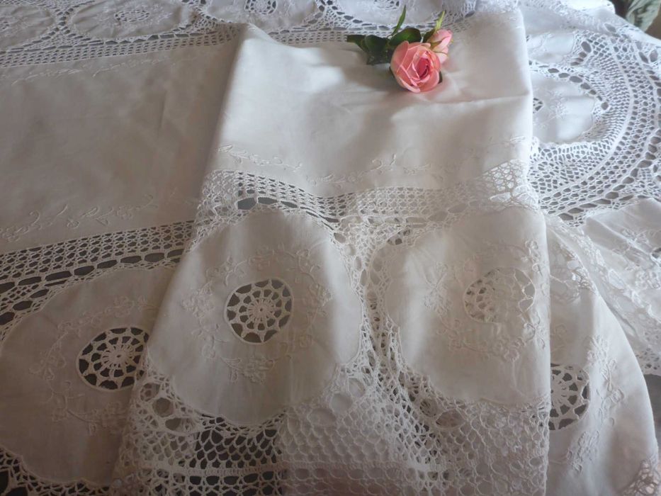 Grande toalha retangular ovalada , linho bordado á mão crochet 240x160