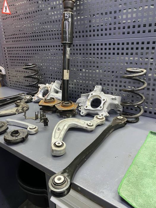 Audi A4 B9 задня Цапфа / стойка / пружина / ричаг / спупиця