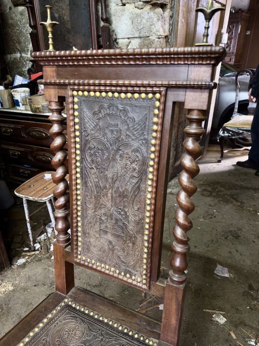 Cadeira de escritório torcido e de couro gravado