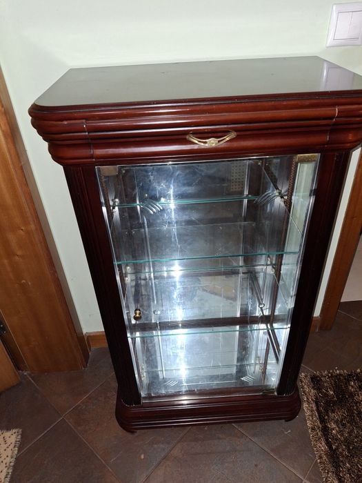 Cristaleira em mogno