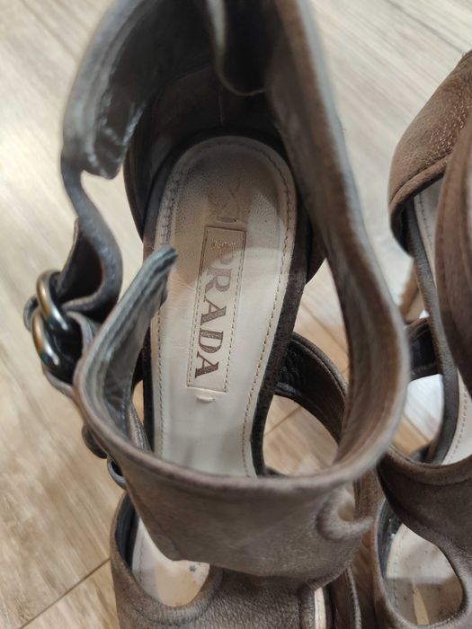 Продам оригінальні туфлі босоніжки Prada