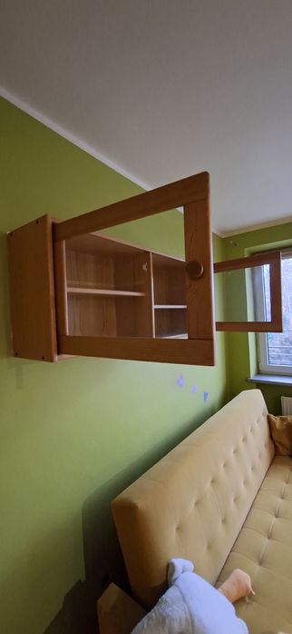 Wiszaca szafka z litego drewna , otwierane szklane drzwiczki.