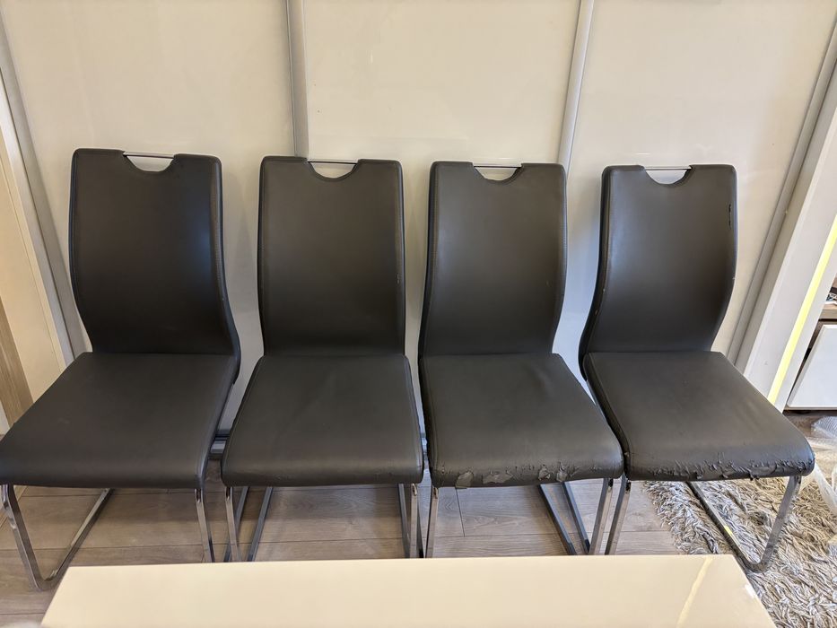 Krzesła w kolorze ciemnej szarości