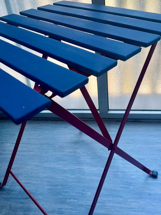 Mesa exterior IKEA TÄRNÖ vermelha com madeira pintada a azul e envernizada