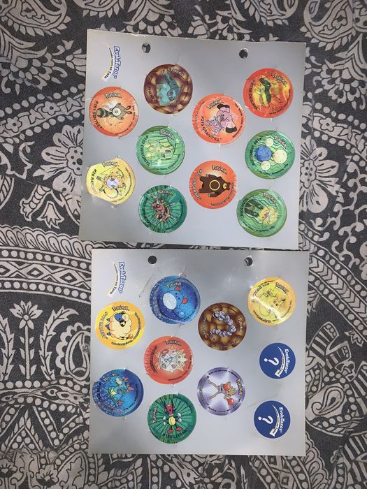 Lote Cadernetas com bastantes tazos pokemon e raros