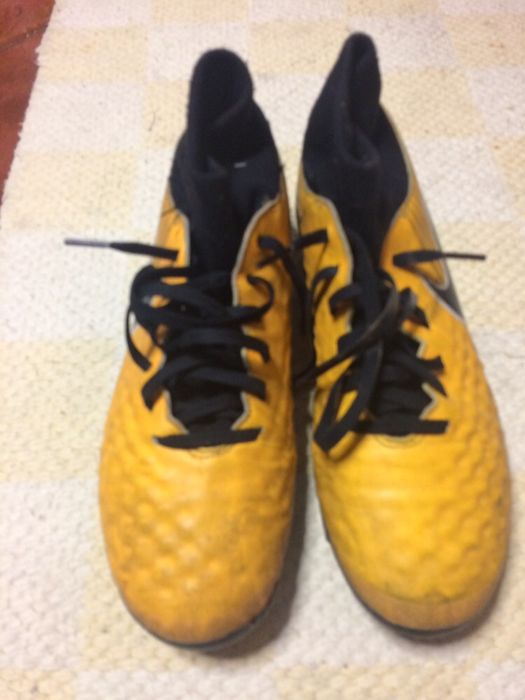 Chuteira Nike em muito bom estado