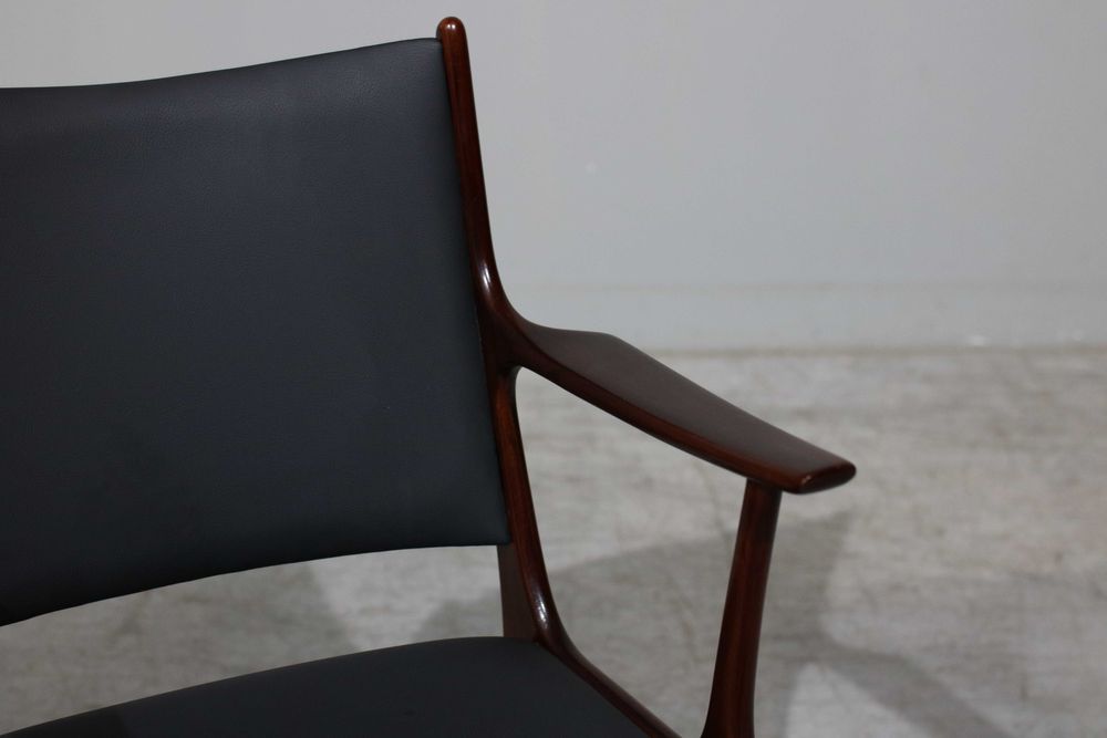 Cadeirão Johannes Andersen em mogno