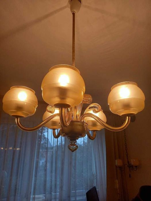 Piękny, szklany żyrandol w typie Murano z kloszami.