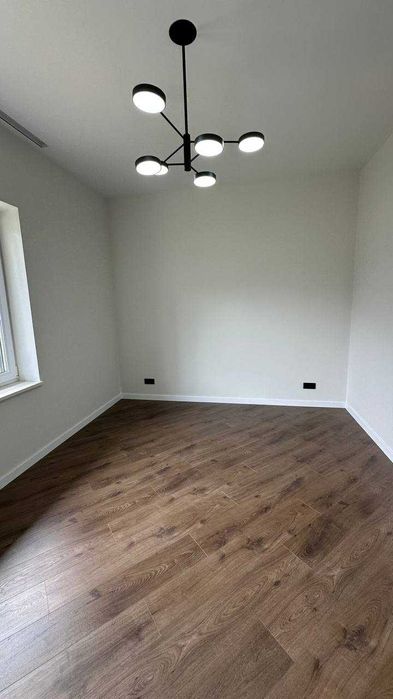 Будинок з сучасним ремонтом, каміном і ділянкою 4 сотки