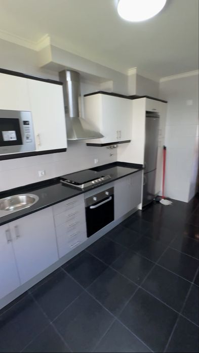 Alugo quarto em carcavelos