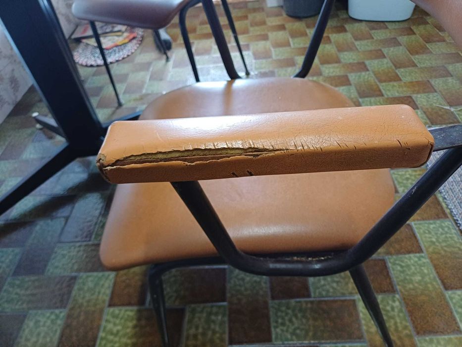 Mesa de cozinha e 4 cadeiras de braço