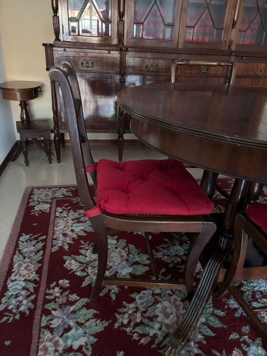 Conjunto de mesa e cadeiras