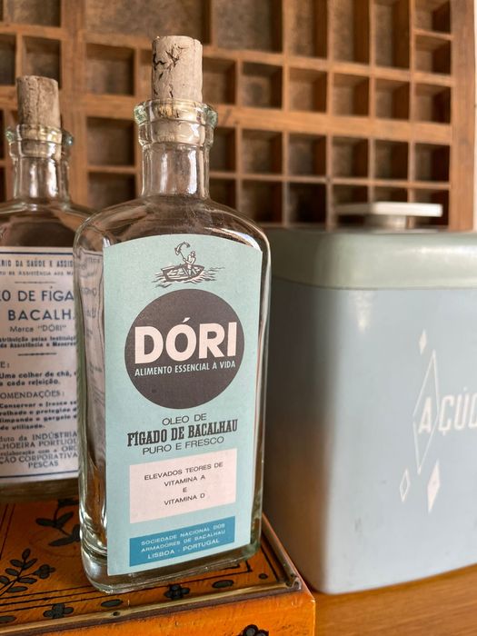 Garrafas antigas de óleo de figado de bacalhau