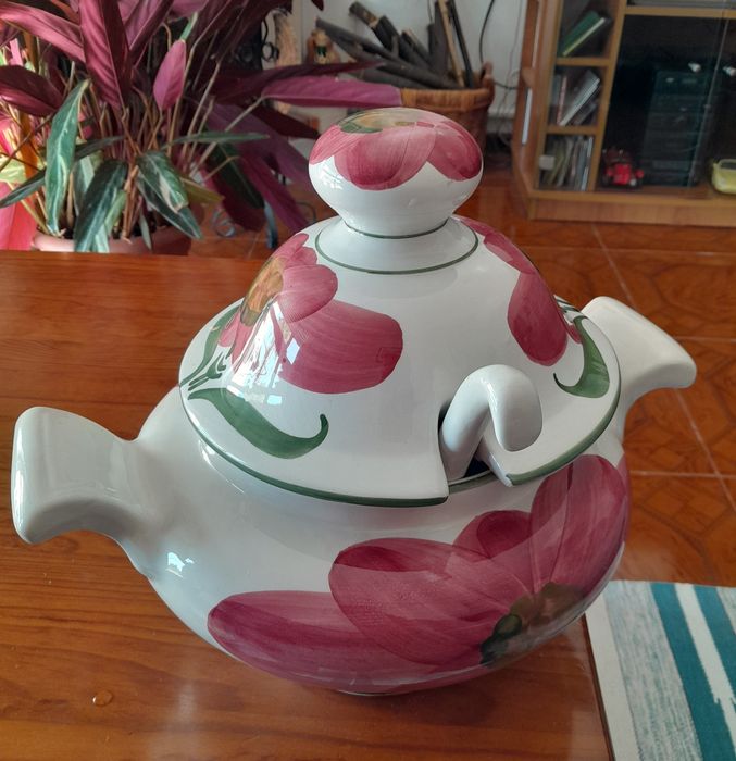 Louças .Terrina antiga pintada a mão