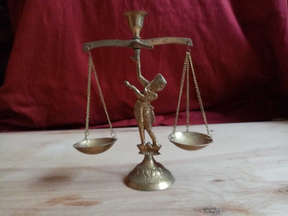 Świecznik mosiężny kobieta waga [aktywne]