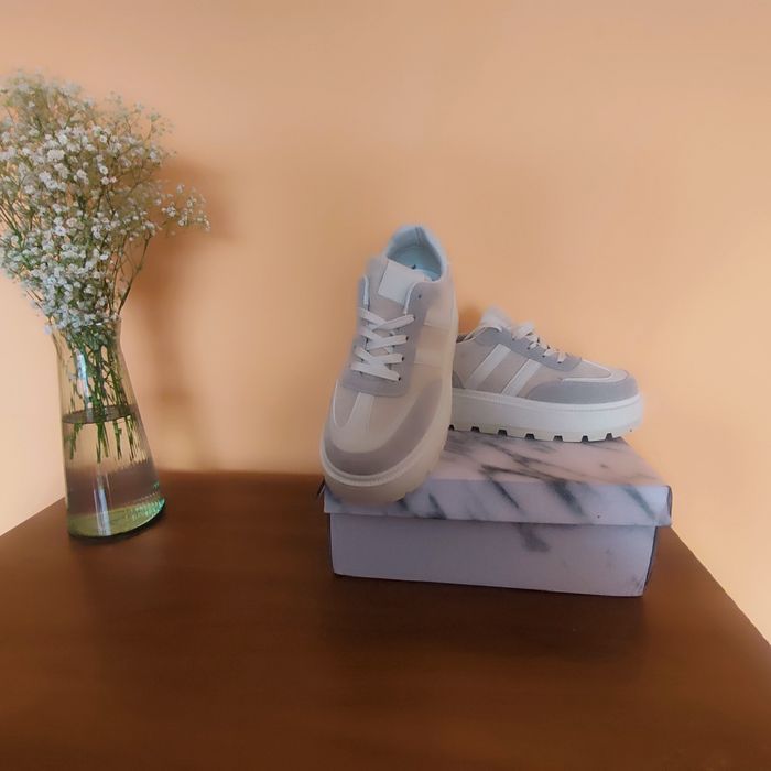 Sportowe obuwie damskie na koturnie