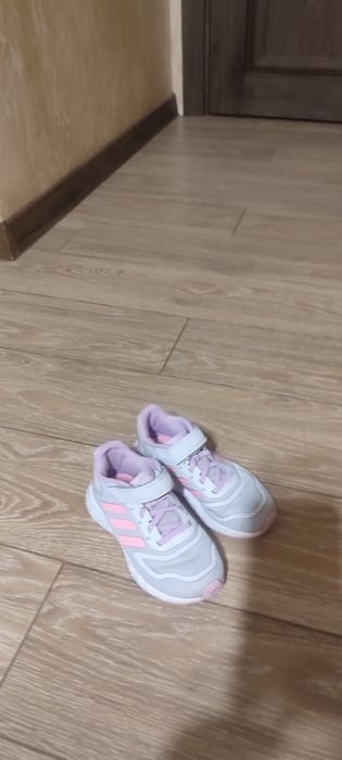 Кросівки adidas  .