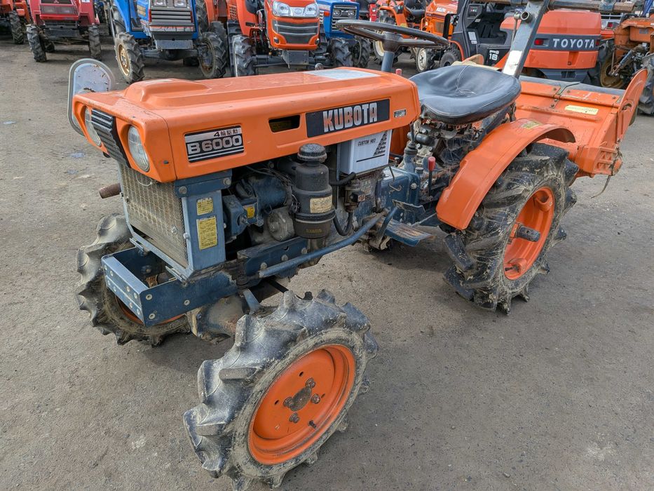 Kubota B6000D 13 KM 4x4 – kompaktowy japoński traktorek