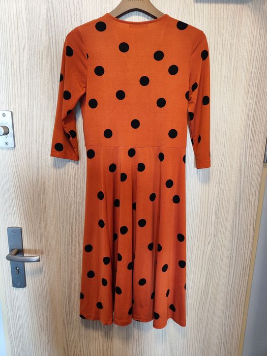 Piękna sukienka w grochy Reserved