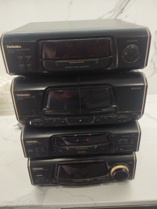 Aparelho Techeniks duplo cassete e CD.