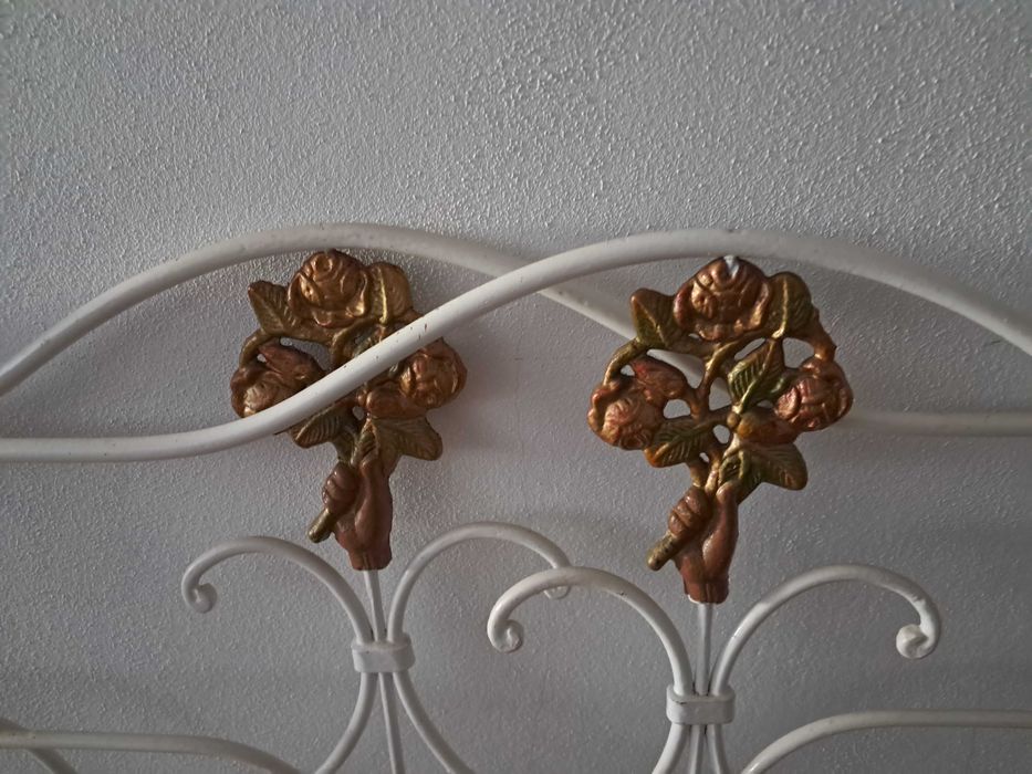 Cama de ferro antiga