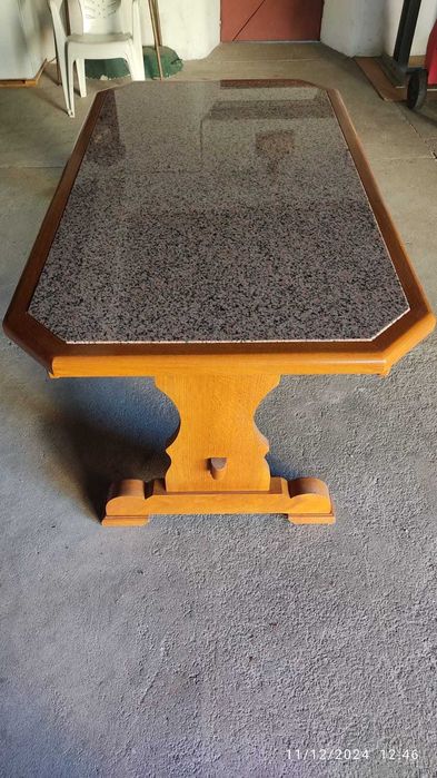 Mesa de madeira com pedra granito