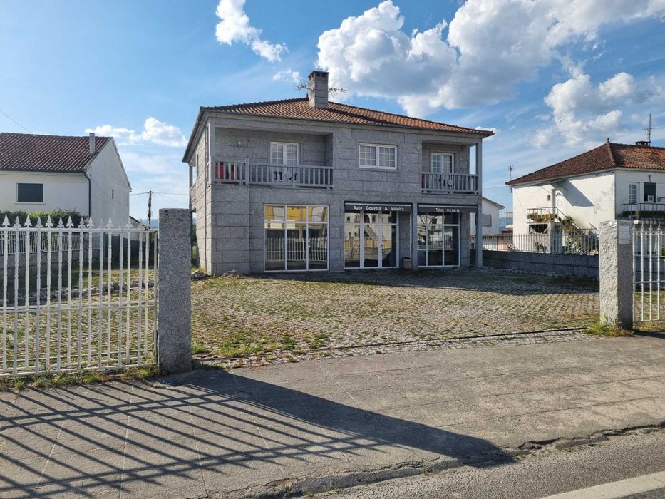 Loja e armazém com logradouro