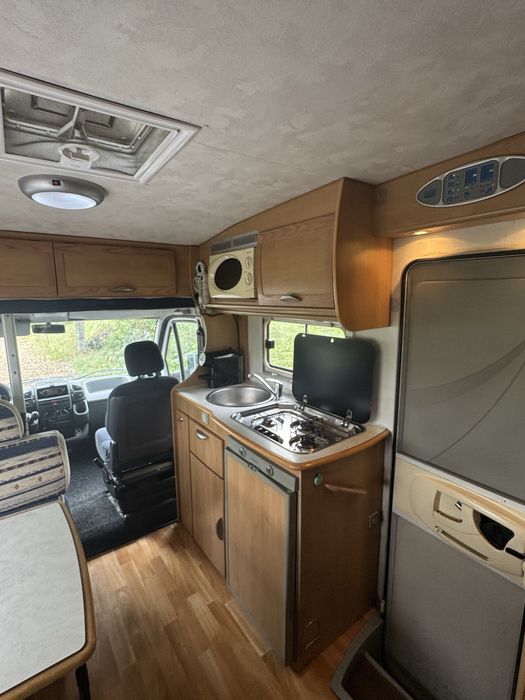 Autocaravana Espaçosa e Compacta – 6 Lugares, 100% Autónoma, com muitos Extras, Pronta a Viajar